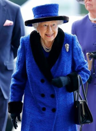 Ascot, Storbritannia 16. oktober pålagt embargo for publisering i britiske aviser inntil 24 timer etter opprettelsesdato og klokkeslett dronning elizabeth ii deltar på qipco british champions day på ascot veddeløpsbane 16. oktober 2021 i ascot, england foto av max mumbyindigogetty-bilder