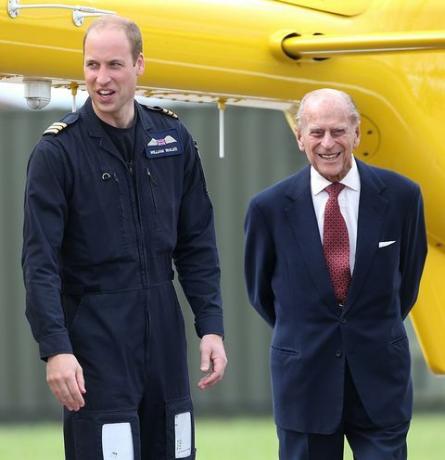 Prins Philip med barnebarnet prins William under et besøk i East Anglian Air Ambulance Base, 2013
