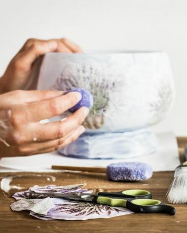 decoupage artist workshop saks, svamp, pensel, blyanter og malehender til en hobbyist som dekorerer en vase med lavendelmønster