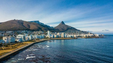 Kapp kystlinje med Signal Hill, Lion's Head og Table Mountain.