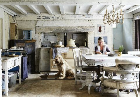 Artisten Jo Guiness ved sitt kjøkkenbord