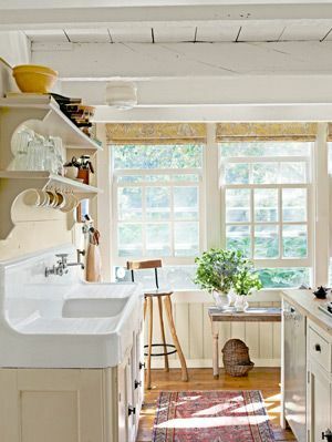 hvit våningshus vask på kjøkkenet