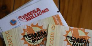 san anselmo, california august 01 i denne bildeillustrasjonen, mega millions lodd vises på 01 august 2023 i san anselmo, california mega millions lottery jackpotten har økt til 11 milliarder dollar for trekking på tirsdager, der spillere har en sjanse på 1 på 3026 millioner til å vinne jackpot-fotoillustrasjonen av justin sullivangetty Bilder