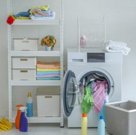 stilig baderomsinteriør med moderne vaskemaskin