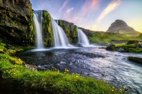 Kirkjufell ved soloppgang om sommeren