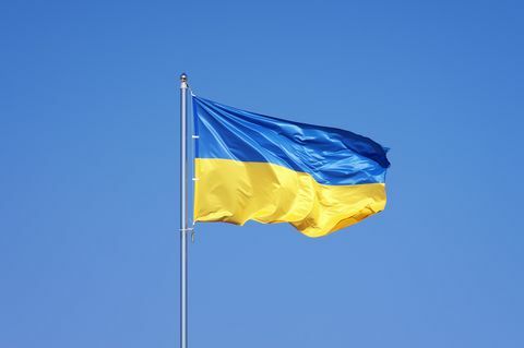 ukrainsk flagg på blå himmel bakgrunn