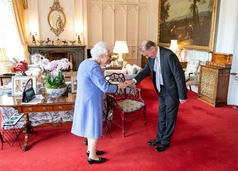 britains queen elizabeth ii overrekker den engelske konsertorganisten thomas trotter med dronningens medalje for musikk, under et publikum kl. windsor castle, vest for london den 8. desember 2021 bilde av dominic lipinski pool afp bilde av dominic lipinskipoolafp via getty Bilder