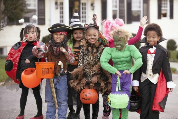 mangfoldig gruppe barn i høstkostymer og halloweenkostymer