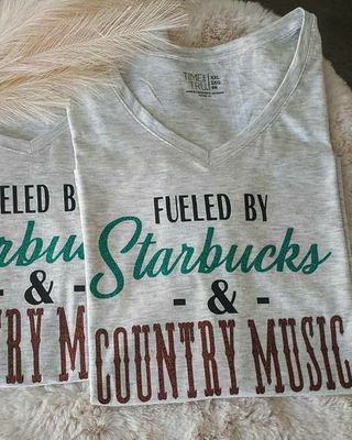 Drivet av Starbucks & Country Music T-skjorte