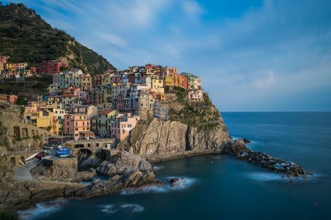 Det berømte utsiktspunktet i Manarola by: Langt eksponeringsskudd av Manarola fra Cinque Terre, Italia