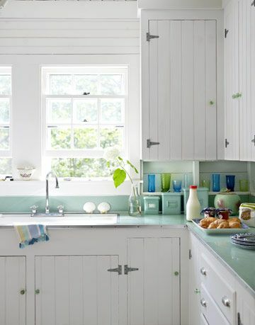 hvite kjøkkenskap vinduer grønne tellere