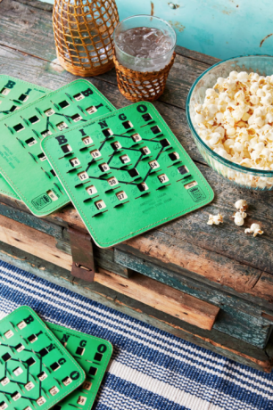 vintage bingospillkort ved siden av en bolle med popcorn