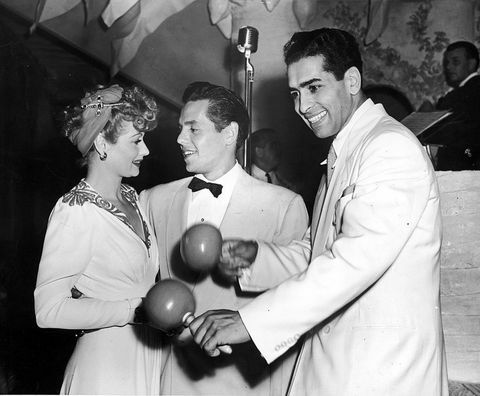 Lucy og Desi med Darryl Harpa, bandleder for New Yorks nattklubb Copacabana, cirka 1941.