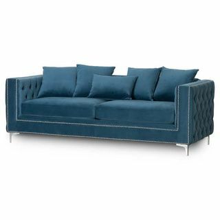 Tre-seters sofa med knapper