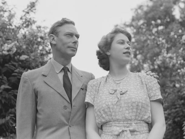 kong george vi og hans datter dronning elizabeth ii i en hage