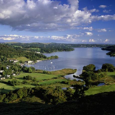 utsikt over Lake Windermere og Waterhead Bay i Ambleside i Lake District nasjonalpark