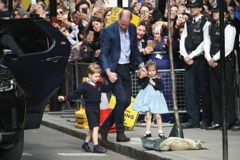 Prins George og prinsesse Charlotte har ankommet sykehuset for å møte broren