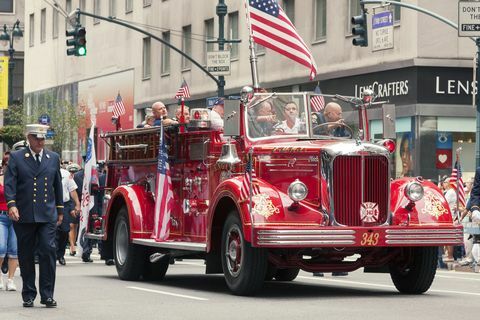 Labor Day Parade i Manhattan med rød brannbil