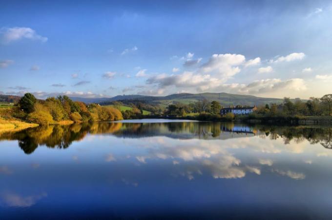 Vannmasse, Natur, Himmel, Refleksjon, Naturlig landskap, Naturlig miljø, Sky, Vannressurser, Landskap, Bank, 