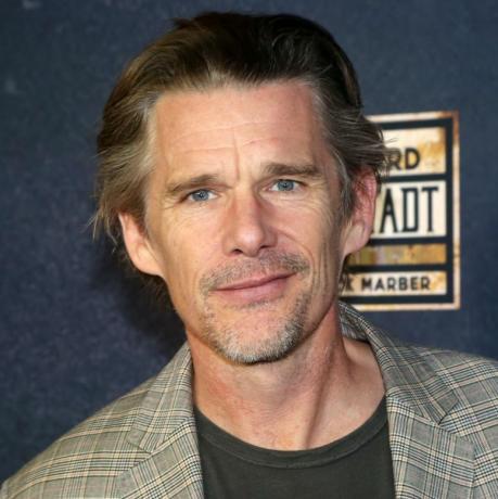 ethan hawke poserer på åpningskvelden av det nye tomstoppard-spillet leopoldstadt på broadway på longacre-teatret 2. oktober 2022 i new york city foto av bruce glikaswireimage