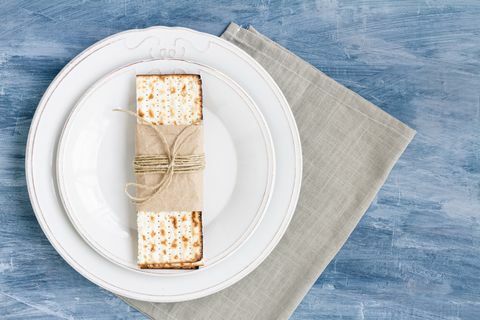 hvit tallerken med matzah eller matza på en vintage bordbakgrunn presentert som en påskefest eller et måltid