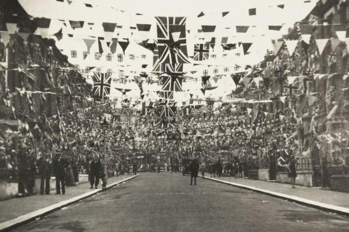 england 11. desember et fotografi av dekorasjonene i catherine road, tottenham, london, tatt av en ukjent fotograf i mai 1937 hadde gaten blitt dekorert for å feire kroningen av kong george vi dette fotografiet er fra et album satt sammen av kodak begrenset til å registrere kroningen av king george vi 1895 1952 og dronning elizabeth 1900 2002 den 12 mai 1937 george vi var den andre sønnen til george v og mary of teck i 1923 giftet han seg med dame elizabeth bowes lyon, som fødte ham to døtre, elizabeth dronning elizabeth ii og margaret han døde av kreft 6. februar 1952 foto av ssplgetty Bilder