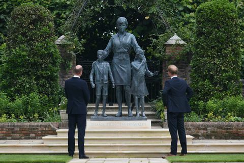 prins William og prins Harry står foran statuen av prinsesse Diana