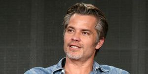 timothy olyphant taler på scenen under 