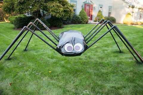 DIY gigantiske edderkoppdekorasjoner