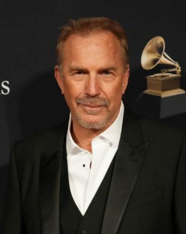 beverly hills, california februar 04 kun for redaksjonell bruk kevin costner deltar på pre grammy-gallaen grammy salutt til industriikoner hedrer julie greenwald craig kallman på beverly hilton 4. februar 2023 i beverly hills, california foto av jeff kravitzfilmmagi