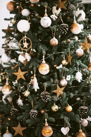 juletre dekorert med kuler og lys nyttårsfeiring konsept kopiplass
