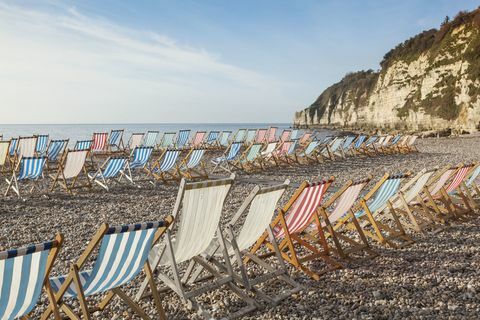 Solstoler på britisk strand