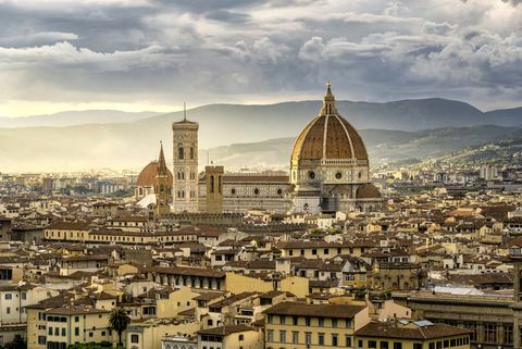 vakker solnedgang bybilde utsikt over Santa Maria Nouvelle Duomo og byen Firenze i det italienske Toscana