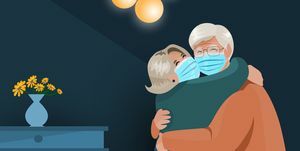 et seniorpar klemmer sammen etter karantene under covid 19-pandemien viser seniorer som bærer en beskyttende ansiktsmaske for å beskytte seg mot koronaviruset i det nye normallivskonseptet