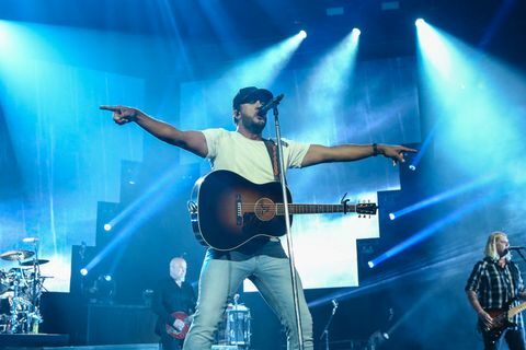 nashville, tennessee 30. juli luke bryan opptrer under proud to be right here-turneen på bridgestone arena 30. juli 2021 i nashville, tennessee foto av terry wyattgetty images