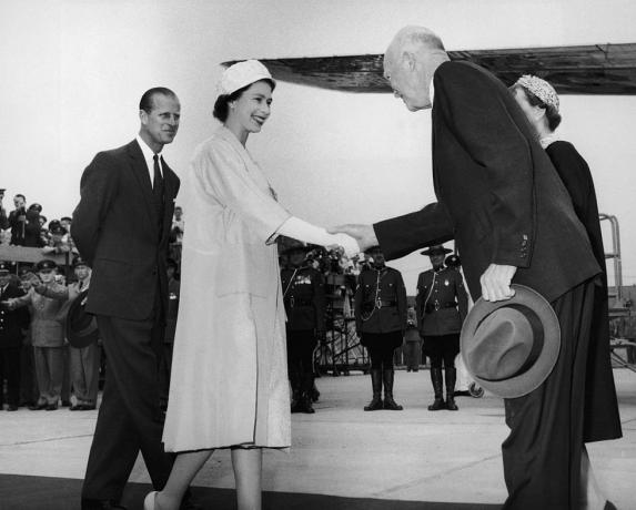 dronning elizabeth hilser oss president dwight d eisenhower 1890 1969 før de deltar i åpningsseremonien til St Lawrence Seaway at Lambert Lock, Montreal, 26. juni 1959 til venstre er prins Philip, hertugen av edinburgh foto av fox photoshulton archivegetty Bilder