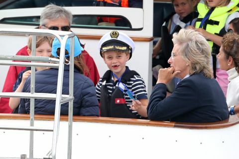 Hertugen og hertuginnen av Cambridge deltar i King's Cup-regattaen - Prins George