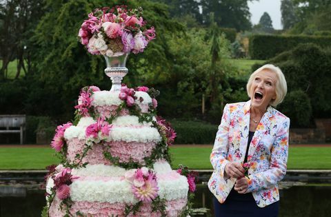 Mary Berry ler mens hun deltar på åpningen av RHS Flower Show på Wisley Gardens 2. september 2014