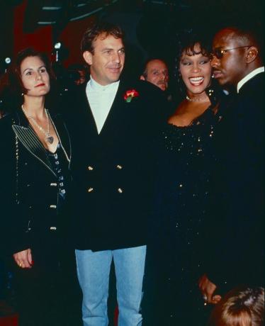 los angeles, ca 1992 cindy costner, kevin costner, whitney houston og bobby brown ca 1992 i los angeles, california foto av steve granitzwireimage