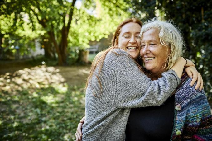 glad kjærlig senior kvinne og ung kvinne i hagen