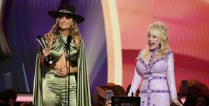 lainey wilson tar imot prisen for årets kvinnelige artist fra Dolly Parton på scenen ved 58th Academy of Country Music Awards