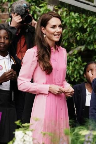 london, england 22. mai catherine, prinsesse av wales smiler etter å ha deltatt i den første barnas piknik på rhs chelsea flower show, på Royal Hospital chelsea 22. mai 2023 i london, england ti skoler fra Royal Horticultural Societys rhs-kampanje for skolehagearbeid ble invitert til å ta med elever til rhs chelsea flower show, som markerer første gang i hendelsene 110 års historie at en piknik for barn har funnet sted foto av jordan pettitt wpa poolgetty Bilder