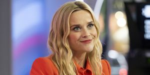 Reese Witherspoon sitter på TV-apparatet