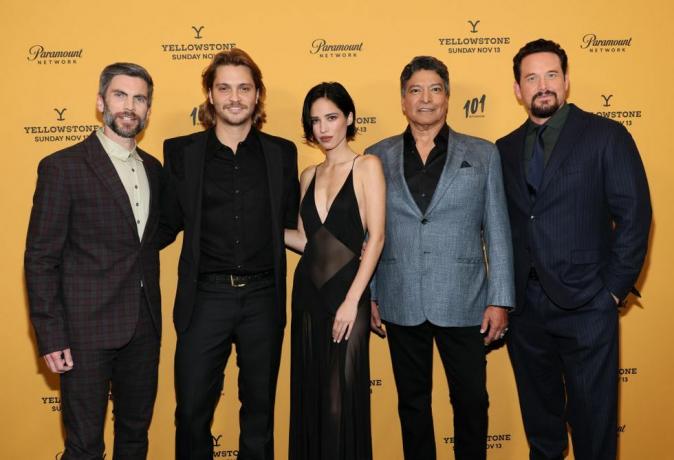 new york, new york november 03 l r wes bentley, luke grimes, kelsey asbille, gil birmingham og cole hauser deltar i paramounts yellowstone sesong 5 new york premiere på Walter Reade Theatre 3. november 2022 i new york city foto av dia dipasupilgetty Bilder