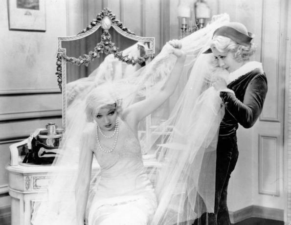 amerikansk tegneserieskuespillerinne joan blondell 1909 1979 sliter med det tungvinte sløret til en brudekjole i en scene fra et ukjent filmbilde av hulton archivegetty images