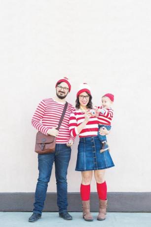 mamma, pappa og baby kledd som hvor er waldo-karakter med hvite og røde stripete skjorter og strikkede caps