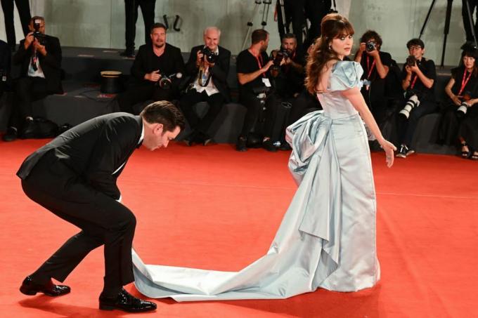 venice, italia september 07 jonathan scott og zooey deschanel deltar på dreamin wild red carpet på 79th venice internasjonal filmfestival 7. september 2022 i Venezia, Italia foto av stephane cardinale corbiscorbis via getty Bilder