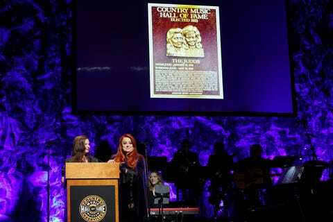 ashley judd og inductee wynonna judd snakker på scenen for klassen 2021 medaljongseremoni i countrymusikk hall of fame og museum 01. mai 2022 i Nashville, Tennessee