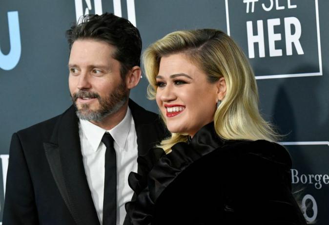 santa monica, california 12. januar l r brandon blackstock og kelly clarkson deltar på den 25. årlige kritikerne choice awards på barker hangar 12. januar 2020 i Santa monica, california foto av frazer harrisongetty Bilder