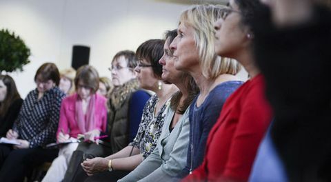 Kvinner som lytter til foredragsholder på forretningsområdet på landet som lever vårmessen på bdc islington london